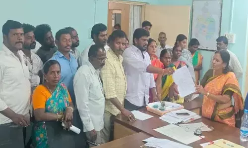 सरपंच अनिल रेड्डी ने Pandanapalli में आवंटित भूमि के लिए सीमाओं का आग्रह किया सरपंच अनिल रेड्डी ने Pandanapalli में आवंटित भूमि के लिए सीमाओं का आग्रह किया