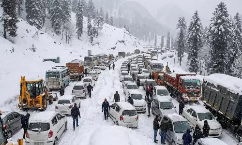 Snow Rain: घाटी में ताजा बर्फबारी, मौसम विभाग ने किया अलर्ट Snow Rain: घाटी में ताजा बर्फबारी, मौसम विभाग ने किया अलर्ट