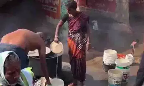 महा जतारा से पहले मेदाराम में स्थानीय लोग बेच रहे हैं गर्म पानी