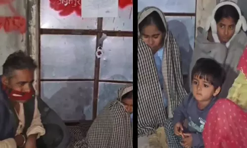 बिना Notice के गरीब परिवार का मकान कुर्क, परिवार ठंडी रात में घर के बाहर बिना Notice के गरीब परिवार का मकान कुर्क, परिवार ठंडी रात में घर के बाहर