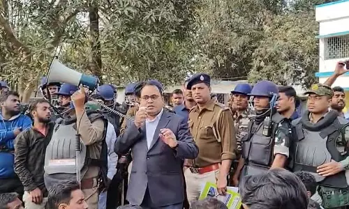 प्रवासी मज़दूर की मौत पर बेलडांगा में विरोध प्रदर्शन, DM के आश्वासन के बाद नाकाबंदी खत्म प्रवासी मज़दूर की मौत पर बेलडांगा में विरोध प्रदर्शन, DM के आश्वासन के बाद नाकाबंदी खत्म