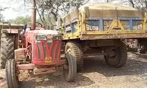 नदी से रेत की smuggling रोकने के लिए बांध और सड़क तोड़ी गई नदी से रेत की smuggling रोकने के लिए बांध और सड़क तोड़ी गई