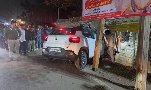 तेज रफ्तार कार दुकान में जा घुसी, बच्ची घायल, चालक हिरासत में तेज रफ्तार कार दुकान में जा घुसी, बच्ची घायल, चालक हिरासत में