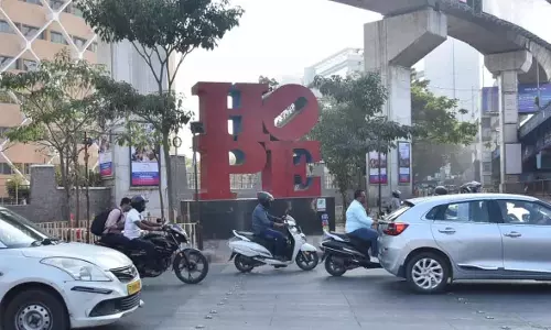 पैदल राहगीरों की राह में Hope का रोड़ा: साइबर टावर्स जंक्शन पर साइनेज लगने से बढ़ा खतरा पैदल राहगीरों की राह में Hope का रोड़ा: साइबर टावर्स जंक्शन पर साइनेज लगने से बढ़ा खतरा