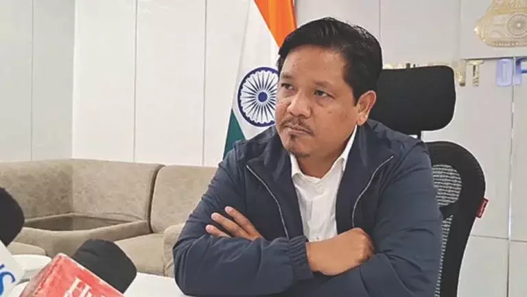 एक NE फ्रंट: कॉनरैड क्षेत्रीय नेताओं के साथ बातचीत कर रहे एक NE फ्रंट: कॉनरैड क्षेत्रीय नेताओं के साथ बातचीत कर रहे