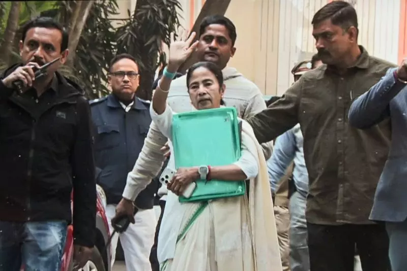 सुप्रीम कोर्ट ने ED अधिकारियों के खिलाफ FIR पर रोक लगाई, ममता बनर्जी को नोटिस भेजा सुप्रीम कोर्ट ने ED अधिकारियों के खिलाफ FIR पर रोक लगाई, ममता बनर्जी को नोटिस भेजा