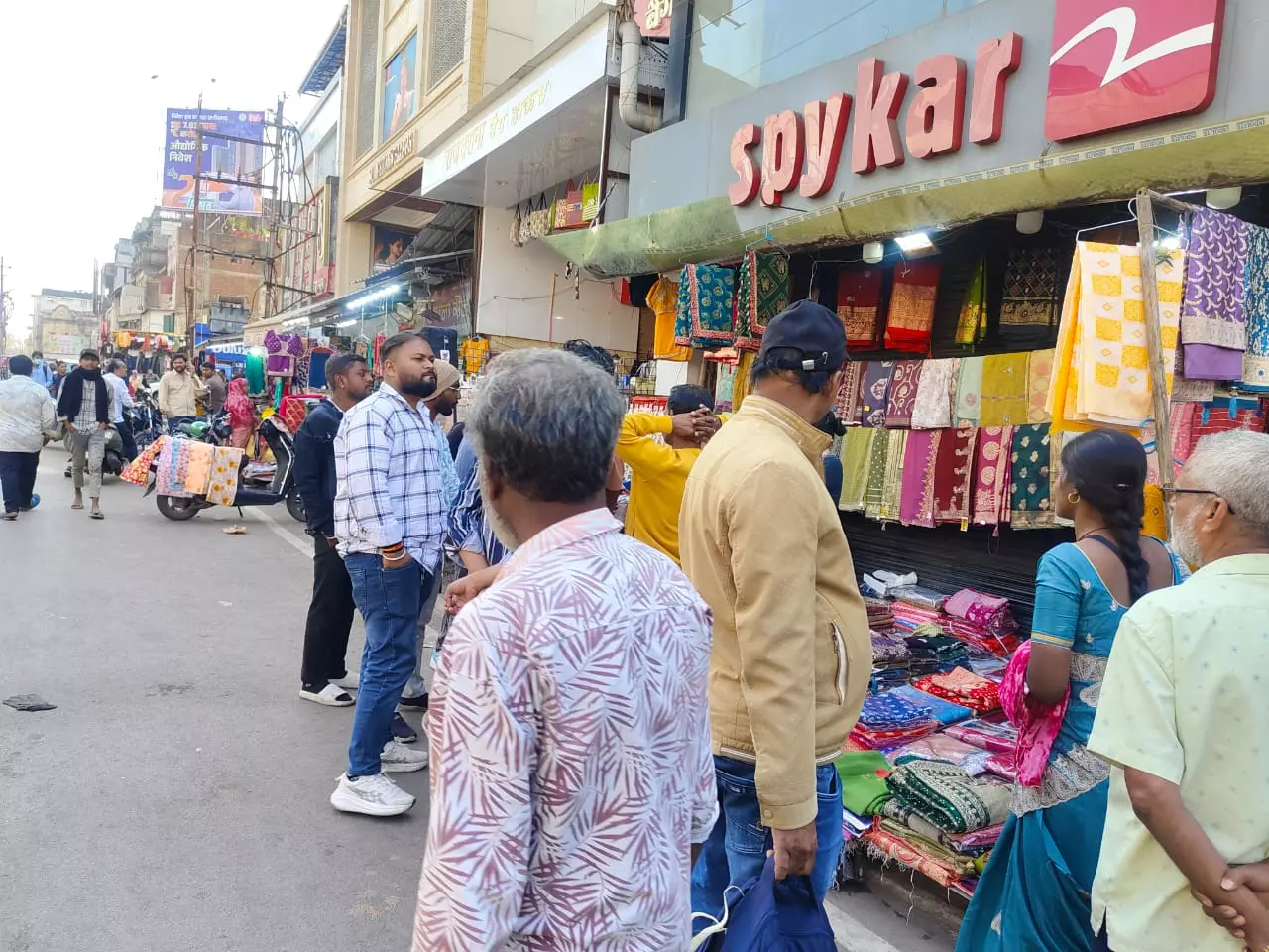 गोलबाजार मुख्य मार्ग में 30 कब्जाधारी दुकानदारों पर कार्रवाई गोलबाजार मुख्य मार्ग में 30 कब्जाधारी दुकानदारों पर कार्रवाई