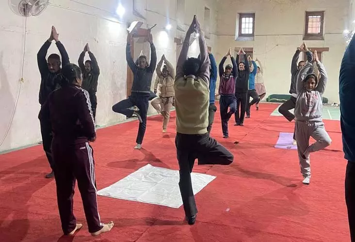 Himachal: चंबा में पुलिसकर्मियों के लिए योग सत्र Himachal: चंबा में पुलिसकर्मियों के लिए योग सत्र