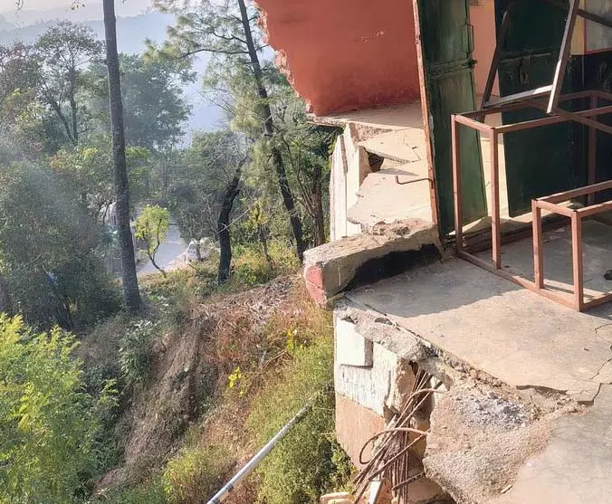 Baijnath में जर्जर स्कूल की इमारत छात्रों की जान के लिए खतरा बनी हुई है Baijnath में जर्जर स्कूल की इमारत छात्रों की जान के लिए खतरा बनी हुई है