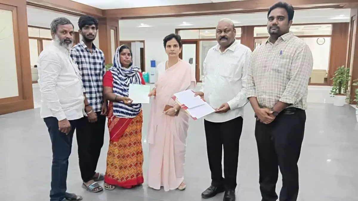 Oman: तेलंगाना सरकार ने मृत प्रवासी मजदूर के शव को वापस लाने का खर्च उठाया Oman: तेलंगाना सरकार ने मृत प्रवासी मजदूर के शव को वापस लाने का खर्च उठाया