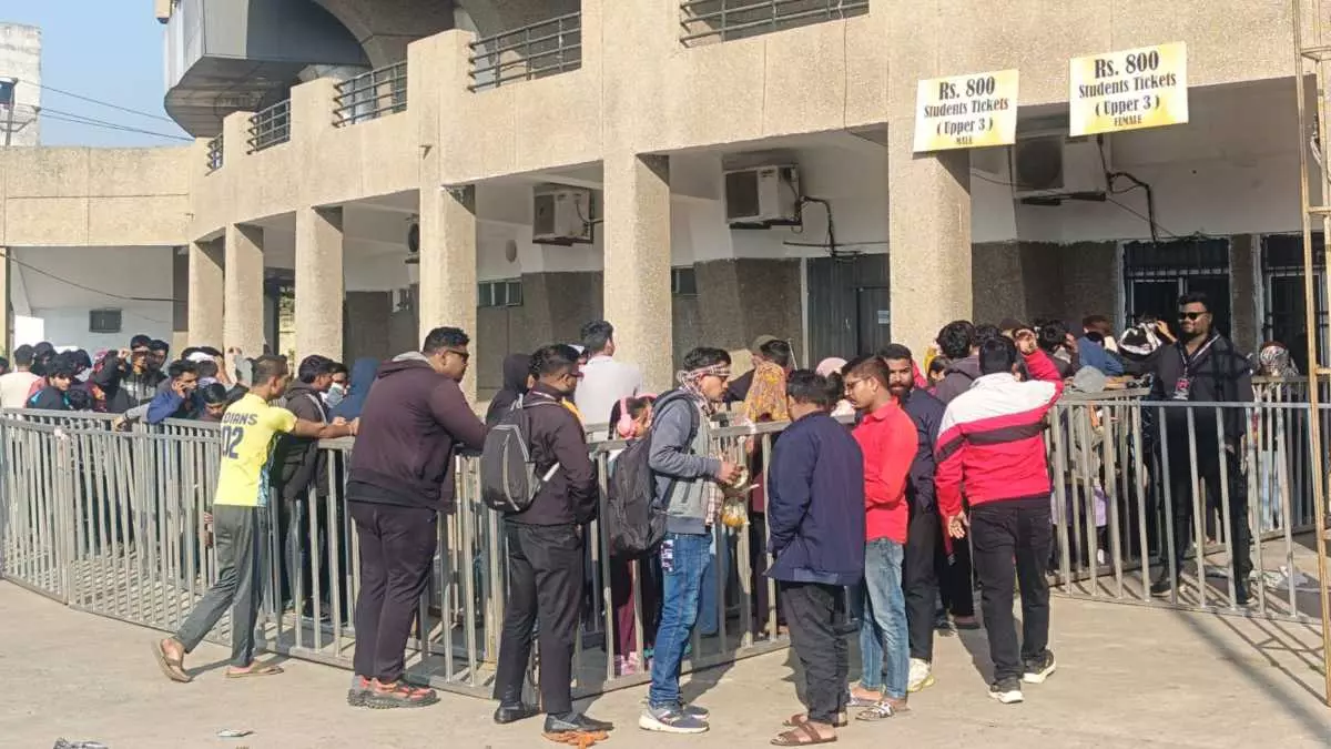 रायपुर में भारत-न्यूजीलैंड टी-20 मैच का टिकट लेने उमड़ी भीड़ रायपुर में भारत-न्यूजीलैंड टी-20 मैच का टिकट लेने उमड़ी भीड़