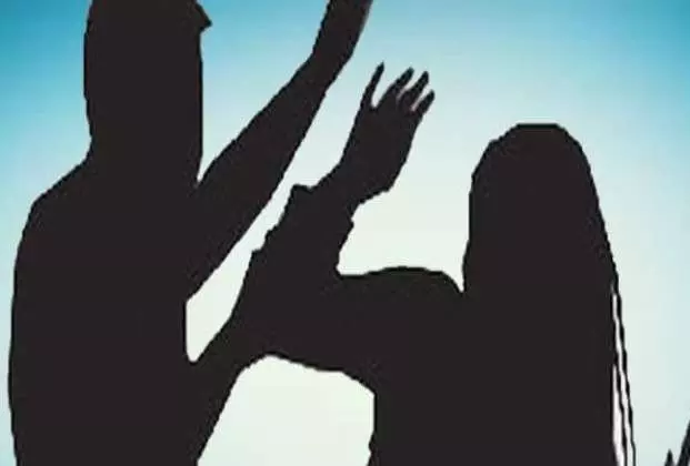पत्नी ने गरम रोटी बनाने में देरी कर दी, बेरहम पति ने पीटा पत्नी ने गरम रोटी बनाने में देरी कर दी, बेरहम पति ने पीटा