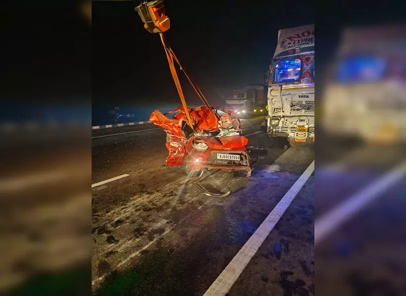 हाईवे पर बैल की डेड बॉडी सड़क पर पड़ी थी...राष्ट्रीय राजमार्ग पर भीषण सड़क हादसा, 4 की मौत हाईवे पर बैल की डेड बॉडी सड़क पर पड़ी थी...राष्ट्रीय राजमार्ग पर भीषण सड़क हादसा, 4 की मौत