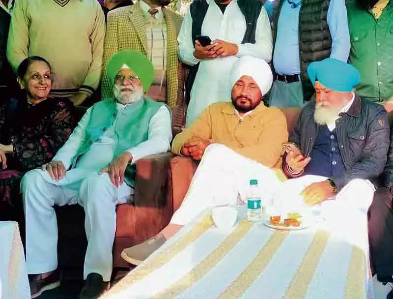 कांग्रेस नेताओं ने पूर्व CM Charanjit Channi के अलग आउटरीच पर आपत्ति जताई कांग्रेस नेताओं ने पूर्व CM Charanjit Channi के अलग आउटरीच पर आपत्ति जताई