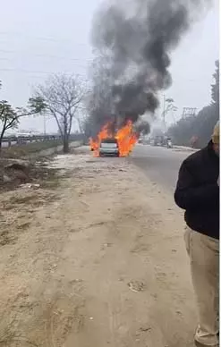 Punjab: कार को लगी भयानक आग, सूचना मिलते ही पहुंची फायर ब्रिगेड Punjab: कार को लगी भयानक आग, सूचना मिलते ही पहुंची फायर ब्रिगेड