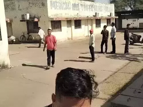 आयकर विभाग ने सड़क ठेकेदार के यहां मारी रेड आयकर विभाग ने सड़क ठेकेदार के यहां मारी रेड