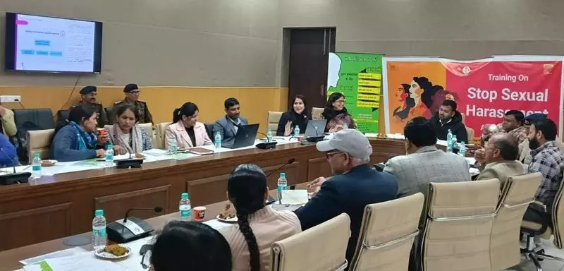 Government अधिकारियों को काम की जगह पर यौन उत्पीड़न रोकने के लिए ट्रेनिंग दी गई Government अधिकारियों को काम की जगह पर यौन उत्पीड़न रोकने के लिए ट्रेनिंग दी गई