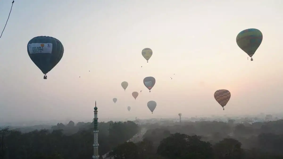 Hyderabad: गोलकोंडा किले के पास हॉट एयर बैलून फेस्टिवल शुरू हुआ Hyderabad: गोलकोंडा किले के पास हॉट एयर बैलून फेस्टिवल शुरू हुआ