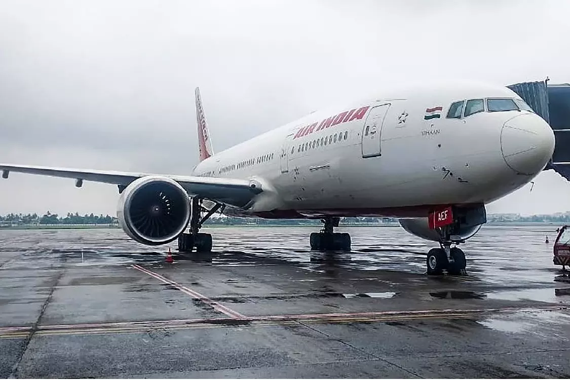 Air India A350 के इंजन में सामान फंसने से हुए नुकसान की जांच कर रहा DGCA Air India A350 के इंजन में सामान फंसने से हुए नुकसान की जांच कर रहा DGCA