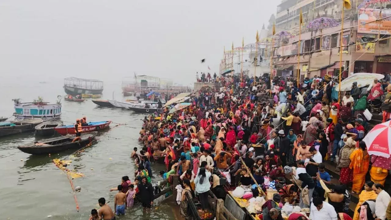 Varanasi: मकर संक्रांति पर भक्तों ने आस्था का परिचय दिया Varanasi: मकर संक्रांति पर भक्तों ने आस्था का परिचय दिया