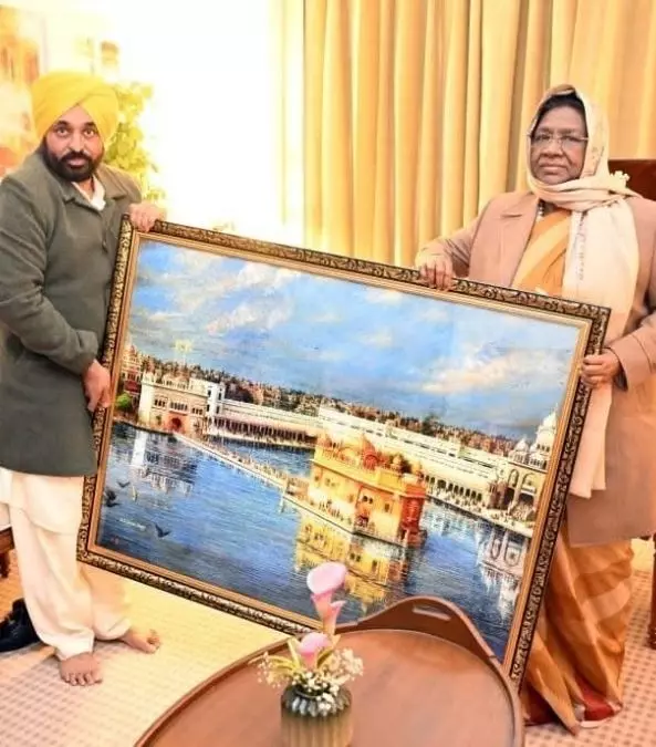Amritsar: सीएम मान ने राष्ट्रपति मुर्मू को भेंट की हरिमंदिर साहिब की तस्वीर Amritsar: सीएम मान ने राष्ट्रपति मुर्मू को भेंट की हरिमंदिर साहिब की तस्वीर