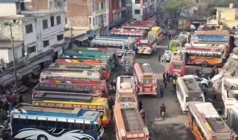 वाहन फिटनेस आदेश पर ट्रांसपोर्टरों ने Udhampur और रियासी में चक्काजाम किया वाहन फिटनेस आदेश पर ट्रांसपोर्टरों ने Udhampur और रियासी में चक्काजाम किया