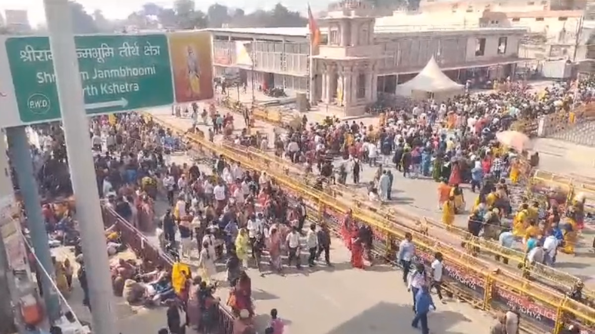 Ayodhya: विश्वविद्यालय परिसर में श्रद्धालुओं और छात्रों की भीड़ Ayodhya: विश्वविद्यालय परिसर में श्रद्धालुओं और छात्रों की भीड़