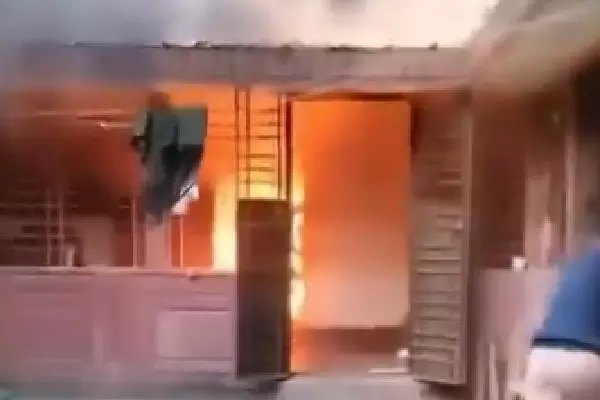 Bangladesh में अल्पसंख्यकों पर बढ़ते हमलों के बीच हिंदू टीचर के घर में आग लगाई गई Bangladesh में अल्पसंख्यकों पर बढ़ते हमलों के बीच हिंदू टीचर के घर में आग लगाई गई