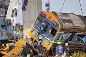 Thailand में ट्रेन पर क्रेन गिरने से 30 लोगों की मौत Thailand में ट्रेन पर क्रेन गिरने से 30 लोगों की मौत