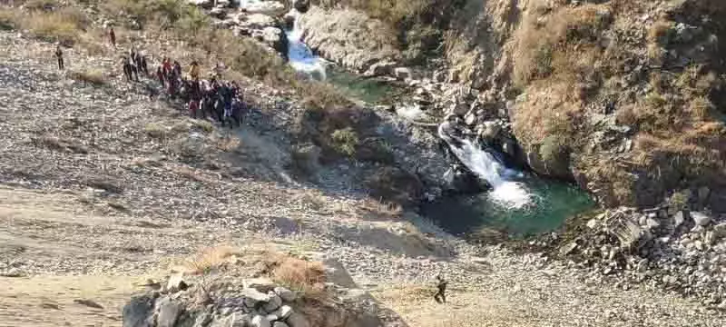 Chamba में कार के खाई में गिरने से 2 लोगों की मौत Chamba में कार के खाई में गिरने से 2 लोगों की मौत