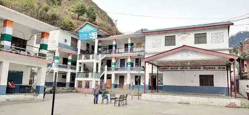 Kullu district के ग्रामीण सरकारी स्कूलों में मॉडर्न टेक से पढ़ाई बदल रही है Kullu district के ग्रामीण सरकारी स्कूलों में मॉडर्न टेक से पढ़ाई बदल रही है