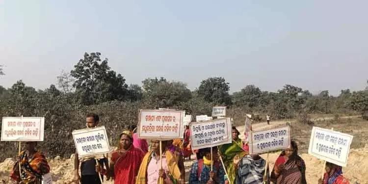 Chhendipada नाल्को खदान के सर्वे के दौरान ग्रामीणों ने विरोध प्रदर्शन किया Chhendipada नाल्को खदान के सर्वे के दौरान ग्रामीणों ने विरोध प्रदर्शन किया