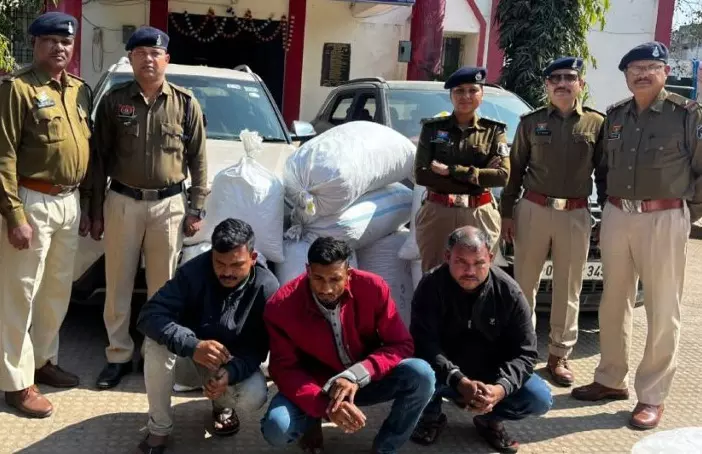 दो कार से 75 लाख का गांजा जब्त, महासमुंद में तीन तस्कर अरेस्ट दो कार से 75 लाख का गांजा जब्त, महासमुंद में तीन तस्कर अरेस्ट