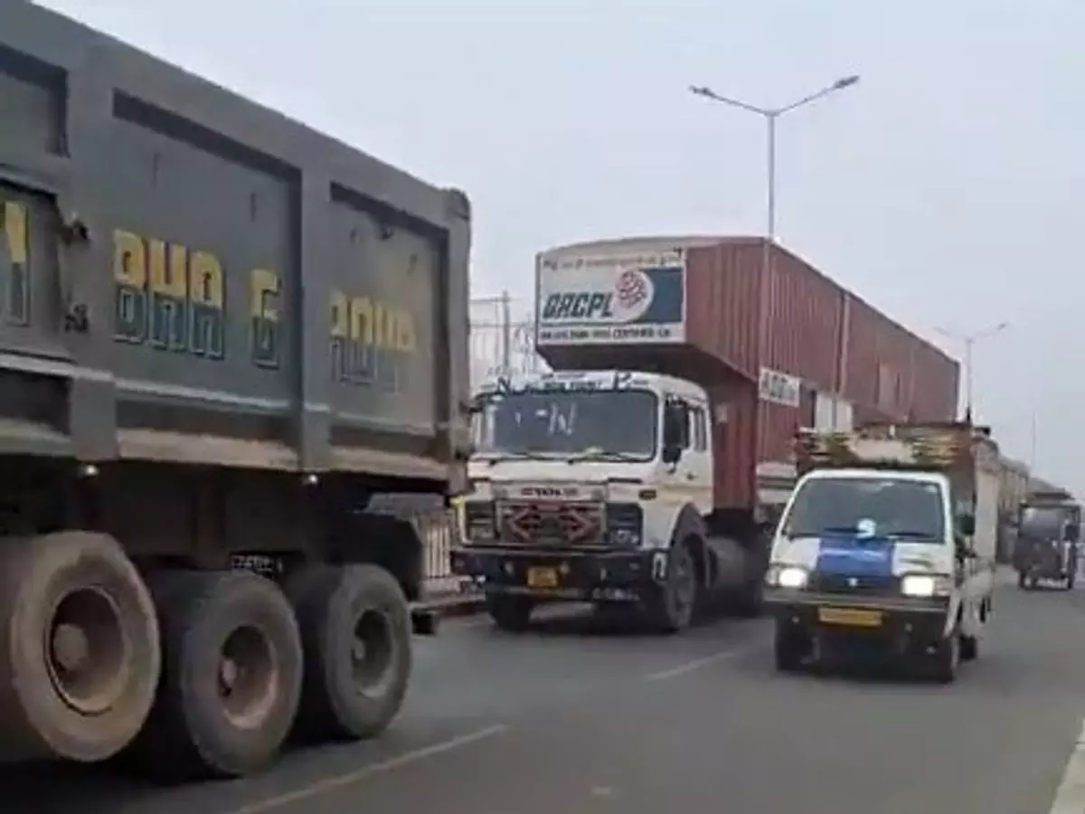 Farrukhabad: आलू से लदा ट्रक हादसे का कारण, जाम में फंसे यात्री Farrukhabad: आलू से लदा ट्रक हादसे का कारण, जाम में फंसे यात्री
