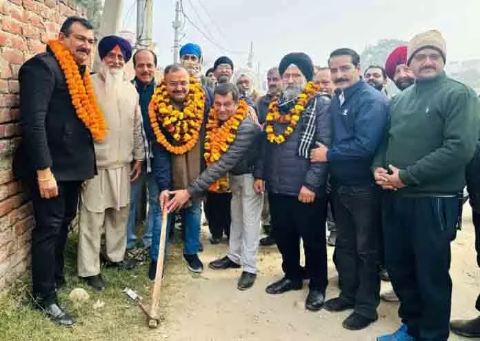 Randhawa ने संजय नगर में गली और नाले का निर्माण शुरू किया Randhawa ने संजय नगर में गली और नाले का निर्माण शुरू किया