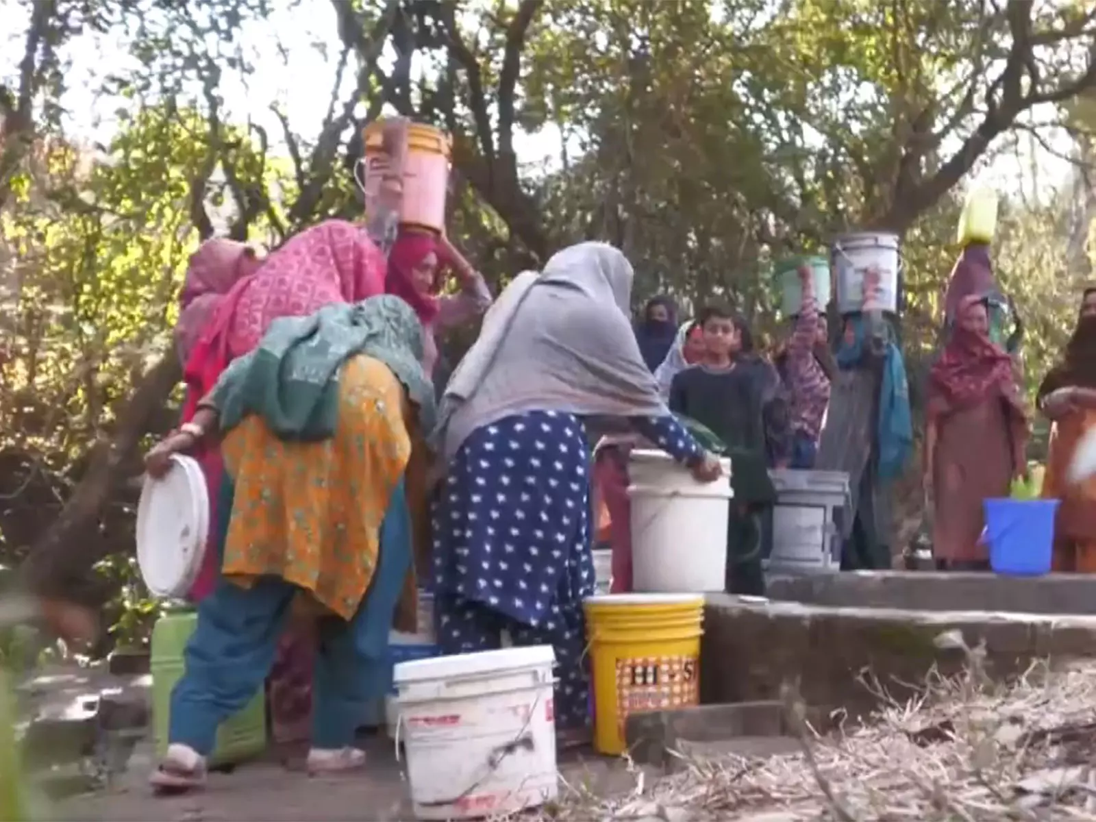 Udhampur गांव में बाढ़ के आठ महीने बाद भी पानी की कमी Udhampur गांव में बाढ़ के आठ महीने बाद भी पानी की कमी