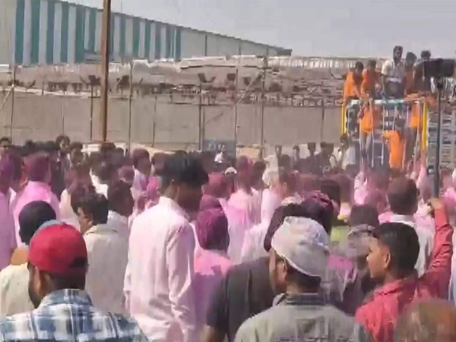 महाराष्ट्र नगर निगम चुनाव: BMC चुनावों में शुरुआती बढ़त सामने आने पर समर्थकों ने जश्न मनाया महाराष्ट्र नगर निगम चुनाव: BMC चुनावों में शुरुआती बढ़त सामने आने पर समर्थकों ने जश्न मनाया