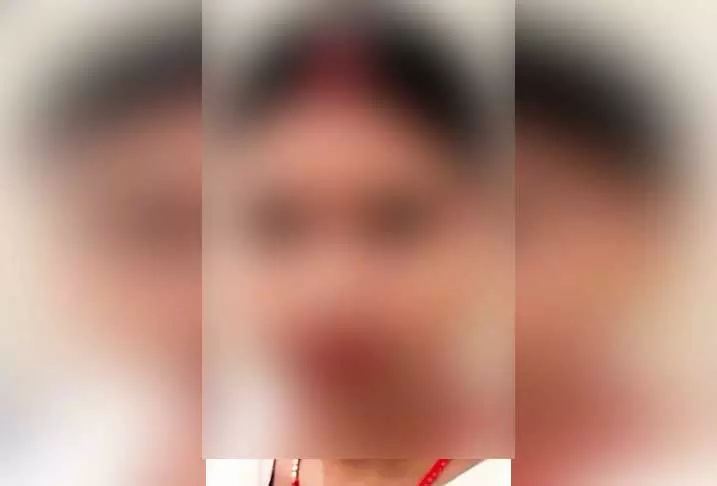 लव मैरिज का खौफनाक अंत...आग की लपटों के बीच पत्नी, कैमरे में कैद करता रहा पति लव मैरिज का खौफनाक अंत...आग की लपटों के बीच पत्नी, कैमरे में कैद करता रहा पति