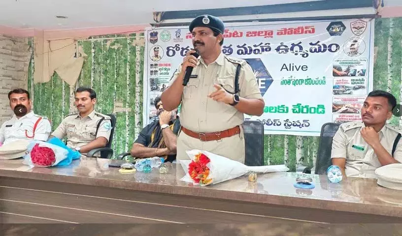 कर्मचारियों को नागरिकों को सड़क सुरक्षा के लिए प्रेरित करना चाहिए: DSP वी. प्रसन्नकुमार कर्मचारियों को नागरिकों को सड़क सुरक्षा के लिए प्रेरित करना चाहिए: DSP वी. प्रसन्नकुमार