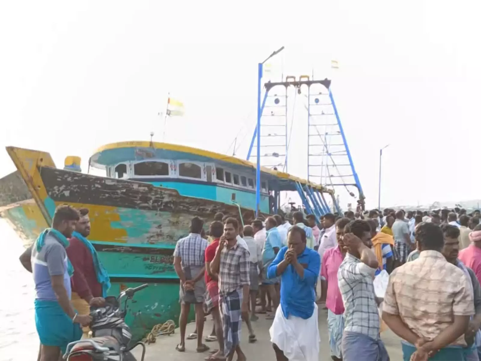 Rameswaram: धनुष्कोडी तट पर मछुआरों का नाव पर कब्जा Rameswaram: धनुष्कोडी तट पर मछुआरों का नाव पर कब्जा