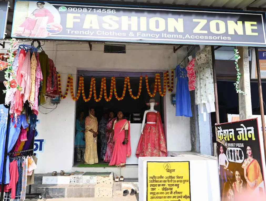 महिला समूह अब फैशन जोन से बाजार में प्रतिस्पर्धी के रूप में बना रही पहचान महिला समूह अब फैशन जोन से बाजार में प्रतिस्पर्धी के रूप में बना रही पहचान