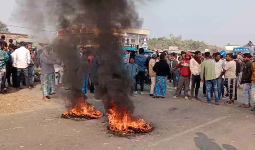 Jharkhand में प्रवासी मज़दूर की मौत पर विरोध प्रदर्शन, बंगाल हाईवे जाम Jharkhand में प्रवासी मज़दूर की मौत पर विरोध प्रदर्शन, बंगाल हाईवे जाम