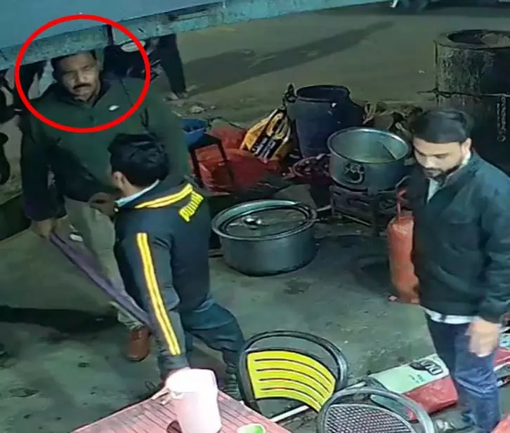CG: विकलांग दुकानदार से मारपीट का आरोप, थाना प्रभारी पर गंभीर सवाल CG: विकलांग दुकानदार से मारपीट का आरोप, थाना प्रभारी पर गंभीर सवाल