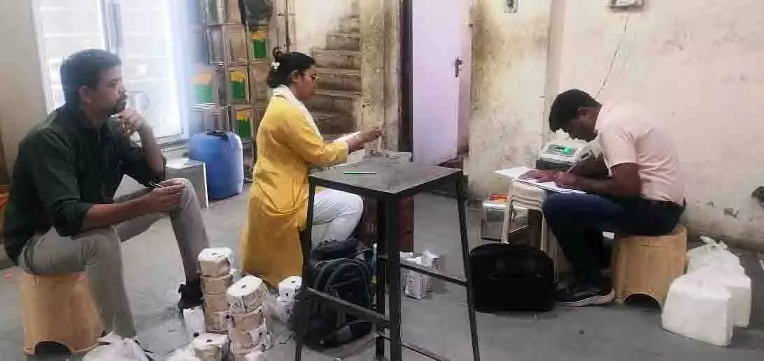 Indore: मिलावट के शक में 300 किलो पनीर और 1000 लीटर पाम तेल ज़ब्त Indore: मिलावट के शक में 300 किलो पनीर और 1000 लीटर पाम तेल ज़ब्त