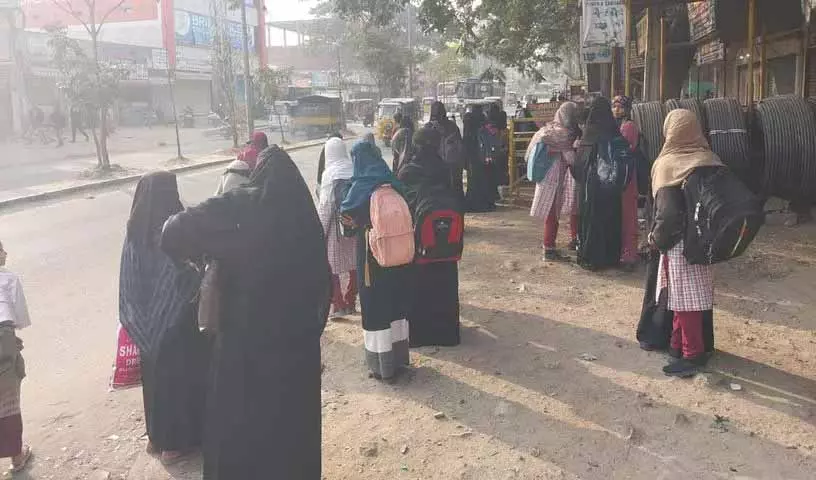 हैदराबाद के पुराने शहर में TGSRTC बसों की कम संख्या से यात्रियों को परेशानी हैदराबाद के पुराने शहर में TGSRTC बसों की कम संख्या से यात्रियों को परेशानी