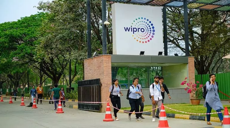 Wipro ने FY26 के लिए फ्रेशर हायरिंग का टारगेट 10,000 से घटाकर 8,000 किया Wipro ने FY26 के लिए फ्रेशर हायरिंग का टारगेट 10,000 से घटाकर 8,000 किया