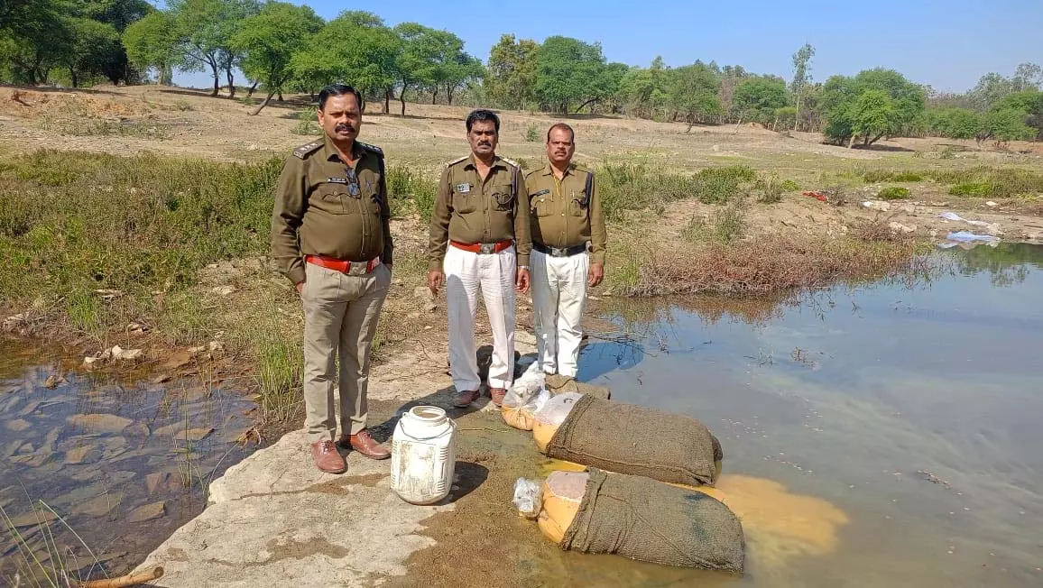 आबकारी विभाग की सख्त कार्रवाई, 76 हजार रुपये की कच्ची महुआ शराब और लाहन जब्त आबकारी विभाग की सख्त कार्रवाई, 76 हजार रुपये की कच्ची महुआ शराब और लाहन जब्त
