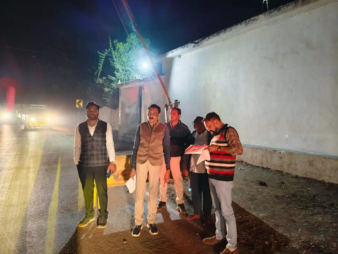 SDM-तहसीलदार ने चेक पोस्ट का किया निरीक्षण, 4 कर्मचारियों को थमाया नोटिस SDM-तहसीलदार ने चेक पोस्ट का किया निरीक्षण, 4 कर्मचारियों को थमाया नोटिस
