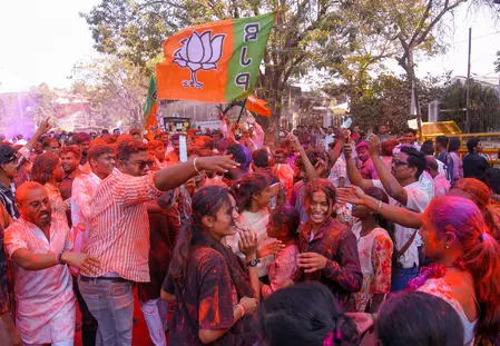 नागपुर नगर निगम चुनाव में भाजपा की प्रचंड जीत, गडकरी-फडणवीस की जोड़ी का चला जादू नागपुर नगर निगम चुनाव में भाजपा की प्रचंड जीत, गडकरी-फडणवीस की जोड़ी का चला जादू