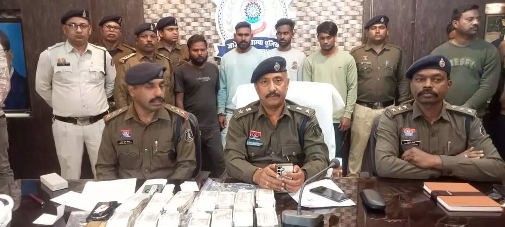 CG: 20 लाख की लूट का मास्टरमाइंड योगेश रात्रे सहित 4 आरोपी गिरफ्तार CG: 20 लाख की लूट का मास्टरमाइंड योगेश रात्रे सहित 4 आरोपी गिरफ्तार